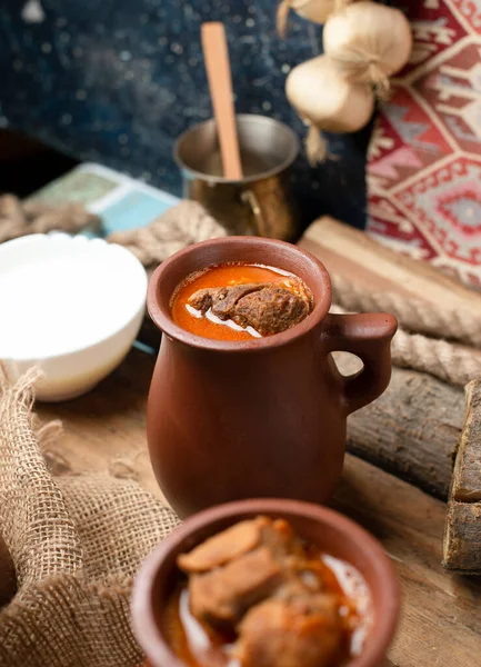 Traditionell kaukasisk pitisoppa i krukor — Stockfoto