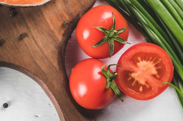 Frische ganze und halb geschnittene Tomaten — Stockfoto