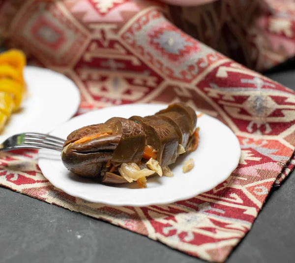 Маринованный салат из баклажанов в белой тарелке — стоковое фото