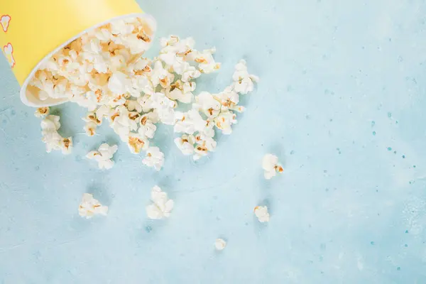 Popcorns fora de uma caixa de recipiente amarelo — Fotografia de Stock