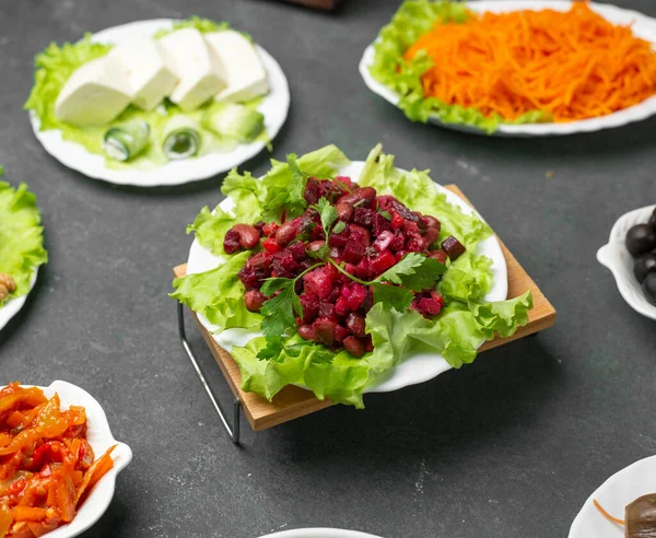 상추 잎에 잘게썬 비트 루트를 얹은 러시아의 포도 샐러드 — 스톡 사진