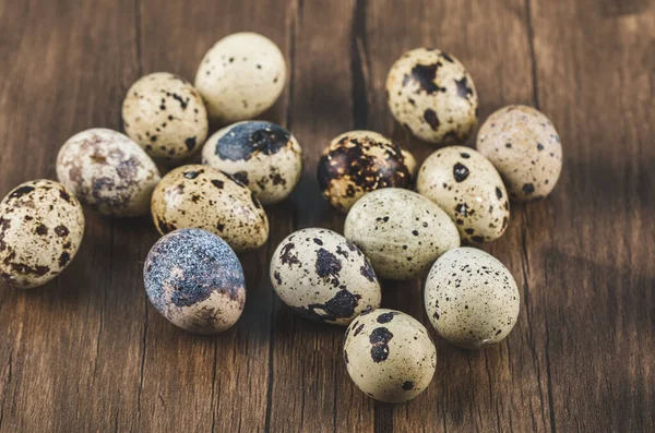 Oeufs d'oiseaux de caille sur une planche en bois — Photo