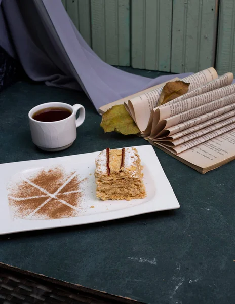 계피 파우더와 차 한잔이 들어 있는 바닐라 케익 한 조각 — 스톡 사진