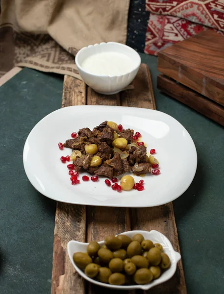 Vlees met kastanjes en granaatappelpitten — Stockfoto