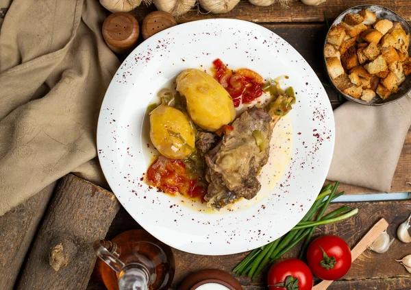 Deliciosa comida de carne y patata sobre fondo oscuro —  Fotos de Stock