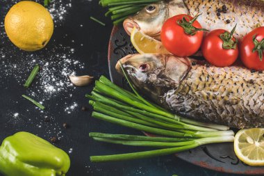 Yeşillik, dolma biber, limon ve sebzeli balık filetosu.