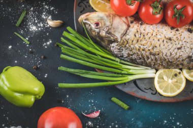 Yeşil dolma biberli çiğ balık, domates, limon ve yeşil otlar.