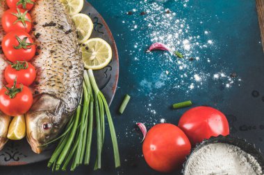 Limonlu çiğ balık ve domatesli doğranmış otlar ve deniz tuzu.