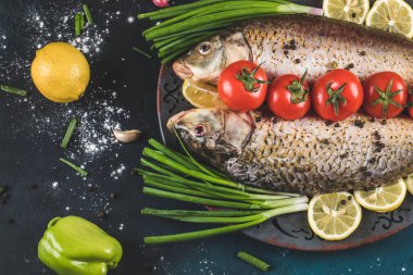 Otlu balık, limon ve domates