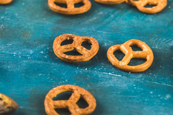 Pretzel snack cracker sullo sfondo blu — Foto Stock