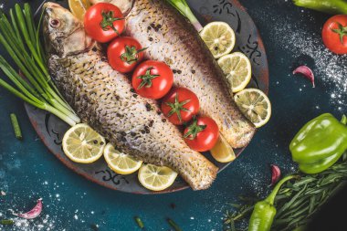 Limonlu, dolmalık biberli ve biberli sebzeli balık.