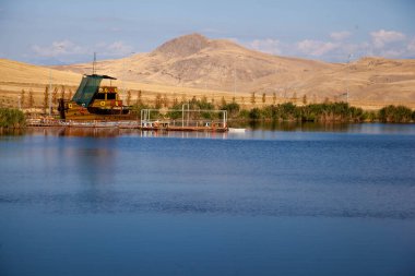 Yüksek dağların arasında mavi bir göl