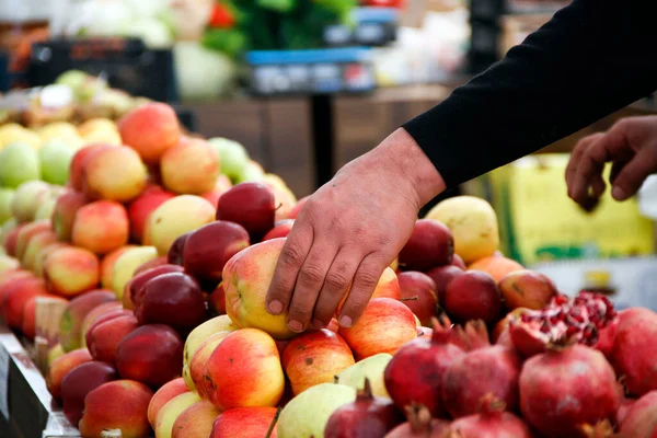 Kunde nimmt Äpfel vom Obststand im Lebensmittelgeschäft — Stockfoto