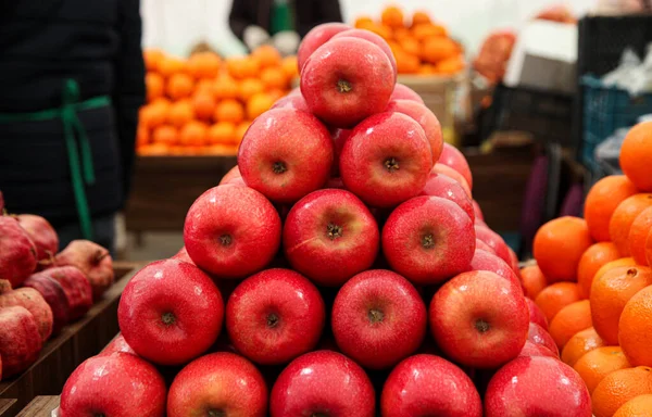 Rote Äpfel in einem Haufen im Lebensmittelladen — Stockfoto