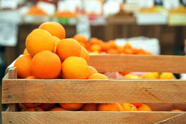 Orangen in einem Holztablett auf dem Markt — Stockfoto