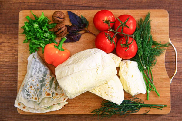 Kavkazský kutab, bílý sýr a zelenina, výhled shora — Stock fotografie