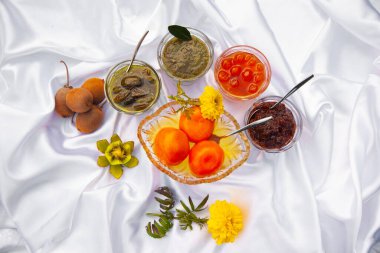 Cam bardaklarda mandalina ve böğürtlen buluşmaları