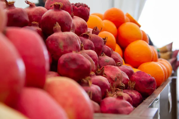 Granatapfel und Orangen im Gemüsefond — Stockfoto