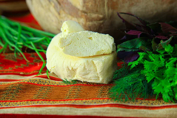 Bílý sýr a směs více zeleně — Stock fotografie