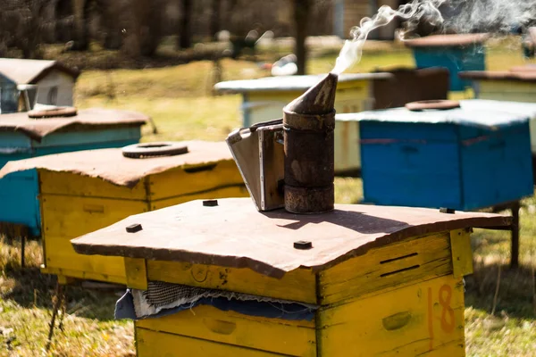 Un fumador de metal de pie en la caja de colmena de madera —  Fotos de Stock