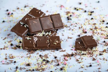 Acı çikolata parçaları.