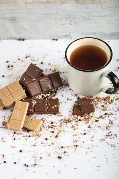 Mjölk och mörk choklad med en kopp te — Stockfoto