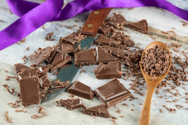 Pedaços de chocolate amargo — Fotografia de Stock