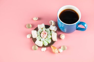 Bir bardak çayla reçelli şekerler.