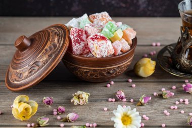 Metalik çay tabağında meyve aromalı jöle şekeri