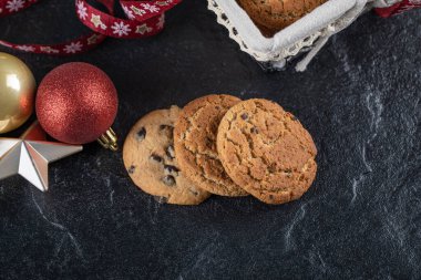 Siyah taş bir masada tereyağlı kurabiye.