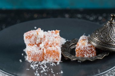 Hindistan cevizli jöleli şekerler.