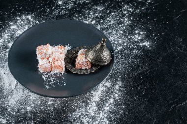 Siyah tabakta jöleli şekerler.