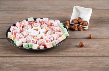 Lokum şekerlemeleri ve fındıklar masada.