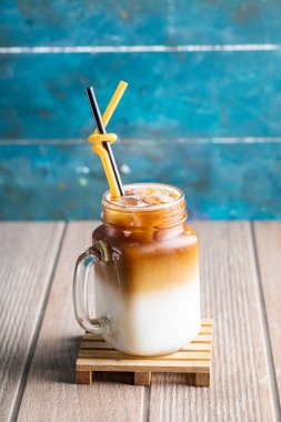 Kremalı vanilyalı milkshake ve karamel şurubu. 