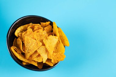 Siyah kasede patates cipsi.