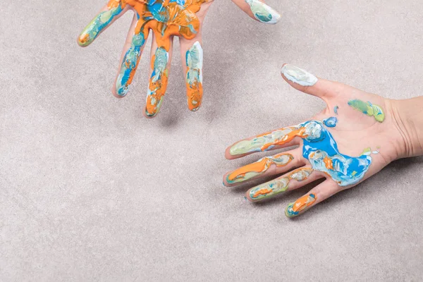 Dzieci ręce z kolorowym mieszanką oleju akrylowego — Zdjęcie stockowe