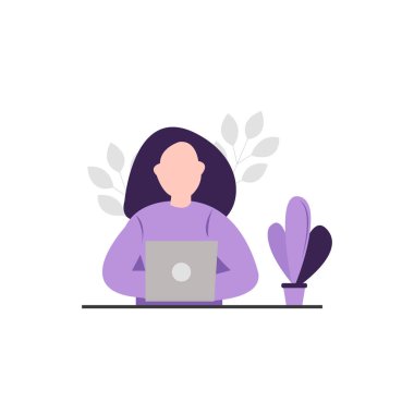 Masada oturan ve laptopunda çalışan bir kadın.