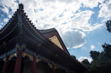 Mavi gökyüzünün altındaki tarihi Çin ya da Asya tapınağı