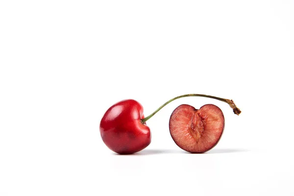 Una cereza fresca jugosa roja sobre fondo blanco —  Fotos de Stock