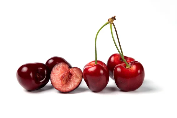 Cerezas rojas y negras sobre fondo blanco —  Fotos de Stock