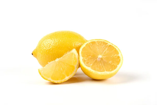Amarillo limón fresco cortado en trozos — Foto de Stock