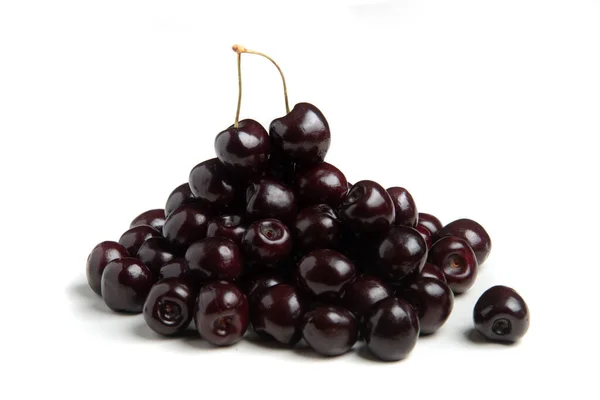 Cerezas negras aisladas sobre fondo blanco — Foto de Stock