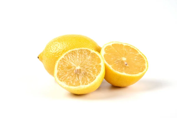 Amarillo limón fresco cortado en trozos — Foto de Stock