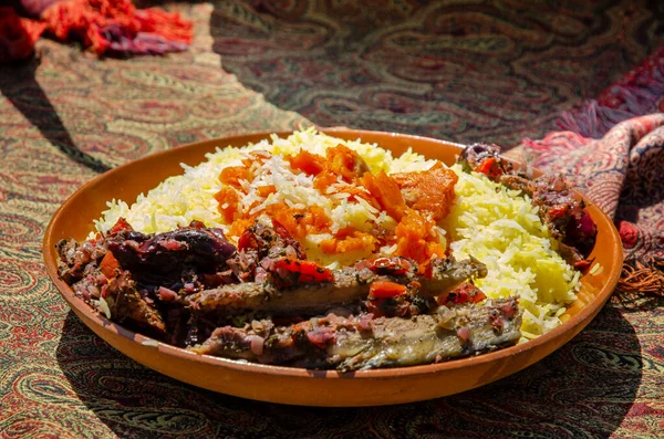 Plato tradicional de arroz caucásico plov con frutas secas y carne — Foto de Stock