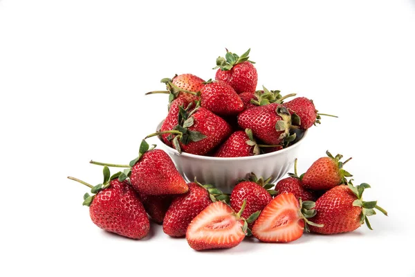 Rote frische Erdbeeren mit grünen Blättern in weißer Untertasse — Stockfoto