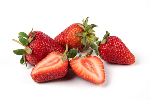 Rote frische Erdbeeren mit grünen Blättern — Stockfoto