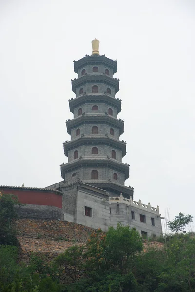 Haut bâtiment médiéval asiatique sur le sommet de la colline — Photo