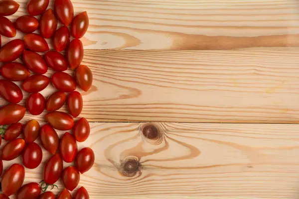 Bayas rojas en la mesa de madera — Foto de Stock