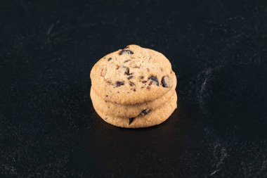 Tahtada tereyağı ve çikolatalı kurabiye.