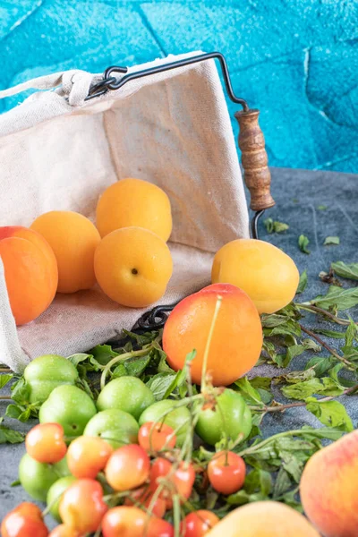 Mieszanina tropikalnych owoców letnich w koszyku — Zdjęcie stockowe